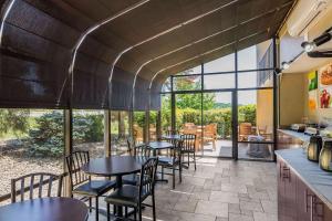 赛维尔维尔Quality Inn & Suites Sevierville - Pigeon Forge的一间带桌椅的餐厅和庭院