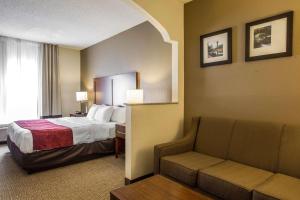 莫里斯敦品质套房酒店的酒店客房,配有床和沙发