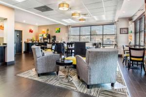 孟菲斯Quality Inn Airport I-240的一个带桌椅的大堂和一间餐厅