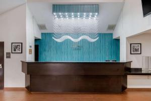 欧文克拉里昂DFW北套房酒店的吊灯挂在房间的蓝色墙壁上