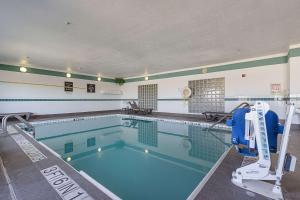 埃尔帕索大学司丽普酒店的一个带游泳池的大型游泳池