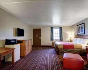 新布朗费尔斯新布劳恩费尔斯罗德威旅馆的酒店客房设有一张大床和一张书桌。