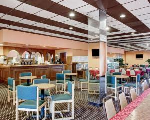 新布朗费尔斯新布劳恩费尔斯罗德威旅馆的一间带桌椅和柜台的餐厅