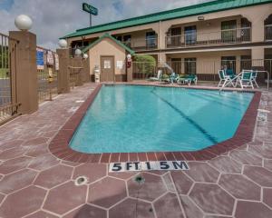 Mount Pleasant宜人山品质酒店的一座位于大楼前的酒店游泳池