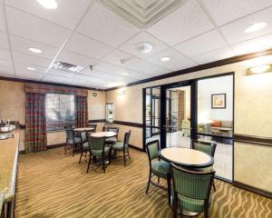 英格尔塞德Quality Inn Ingleside - Corpus Christi的大楼内带桌椅的等候室