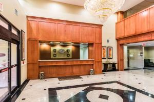 休斯顿Comfort Suites Westchase Houston Energy Corridor的大堂设有木镶板墙和吊灯