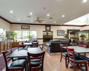 莱克杰克逊Comfort Suites Lake Jackson Clute的大型客厅配有桌椅