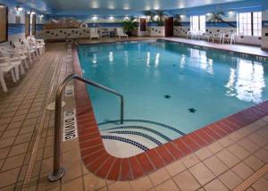 韦科近大学质量酒店及套房的大型建筑中的大型游泳池