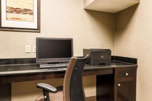 格雷普韦恩DFW N/葡萄藤康福特套房酒店的一张桌子上的电脑,椅子