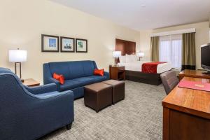 格雷普韦恩DFW N/葡萄藤康福特套房酒店的酒店客房,配有床和蓝色的沙发