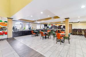 拉伯克Quality Inn & Suites的一间带桌椅的餐厅和一间自助餐厅