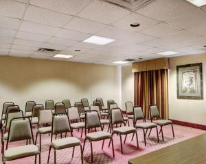 克利本FairBridge Inn & Suites Cleburne的一间房间,里面放着一堆椅子