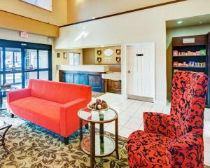 朗维尤朗维尤北部舒适套房酒店的客厅配有沙发和桌子