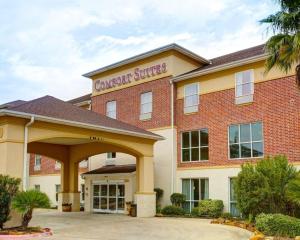 大学城Comfort Suites University Drive的带有阅读舒适套房标志的酒店