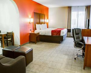 泰勒Comfort Suites Tyler South的酒店客房带一张床、一张桌子和椅子