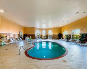 阿比林阿比林大学康福特套房酒店的在酒店房间的一个大型游泳池