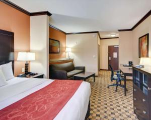 基尔戈基尔戈康福特套房酒店的酒店客房,配有床和沙发
