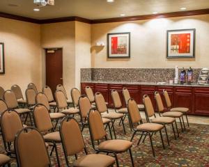 圣安东尼奥六旗住宿酒店及套房的一间设有一排椅子的房间和一间酒吧
