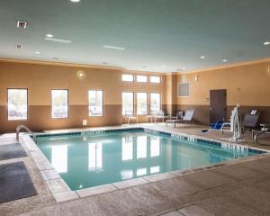 Comfort Suites Greenville内部或周边的泳池