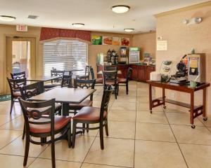 马绍尔马歇尔品质酒店的餐厅内带桌椅的用餐室
