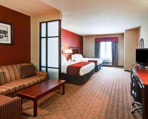 沃思堡Comfort Suites Lake Worth的酒店客房,设有两张床和一张沙发