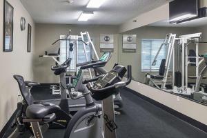 休斯顿Quality Inn & Suites West Chase的健身房设有跑步机和椭圆机