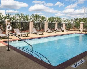 休斯顿Restwell Inn & Suites I-45 North的游泳池周围设有躺椅和椅子