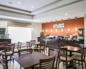 休斯顿Restwell Inn & Suites I-45 North的一间带桌椅的餐厅和一间厨房
