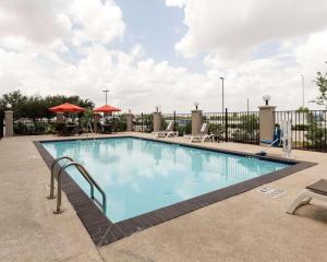 休斯顿康福特套房威斯切斯贝尔特路8号酒店的度假村内的大型游泳池