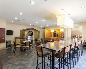 Burnet伯内特康福特茵酒店&套房的大型用餐室配有大桌子和椅子