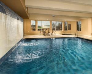 Comfort Suites Waco North - Near University Area内部或周边的泳池