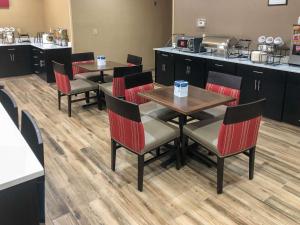 威奇托福尔斯Comfort Inn Wichita Falls Near University的一间带桌椅的餐厅和一间厨房