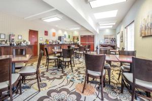 盐湖城盐湖城机场凯富套房酒店的一间带桌椅的餐厅和一间酒吧