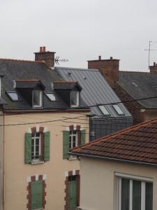 雷恩L'Etage的一组屋顶,有绿色百叶窗