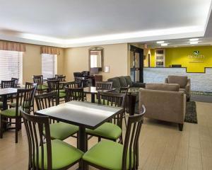 桑兹顿里士满机场品质酒店的餐厅设有桌椅和沙发。