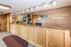 雪松城Quality Inn Cedar City - University Area的一个带柜台的优质旅馆等候区