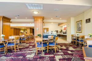 Broad MeadowsComfort Suites Innsbrook - Short Pump的餐厅内带桌椅的用餐室