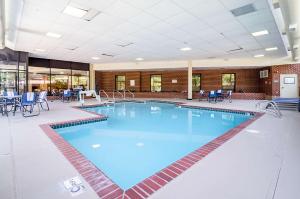 Broad MeadowsComfort Suites Innsbrook - Short Pump的大楼里一个蓝色的大泳池