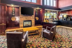 阿宾顿阿宾登品质酒店的大堂设有带平面电视的酒吧