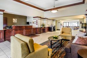 丹维尔Sleep Inn & Suites Danville Hwy 58的客厅配有沙发、椅子和桌子