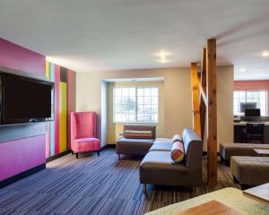 阿什兰Quality Inn & Suites Ashland near Kings Dominion的带沙发和平面电视的客厅