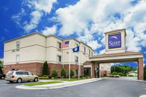 丹维尔Sleep Inn & Suites Danville Hwy 58的商店前有标志的酒店