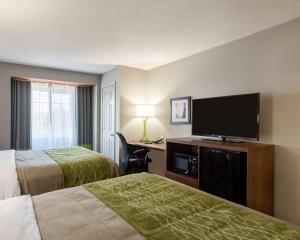 阿什兰Quality Inn & Suites Ashland near Kings Dominion的酒店客房设有两张床和一台平面电视。