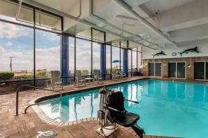 Coastal Hotel & Suites Virginia Beach - Oceanfront内部或周边的泳池