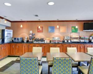 斯特灵机场杜勒斯康福特茵酒店的一间带桌椅的餐厅和一间厨房