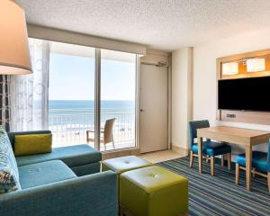 弗吉尼亚海滩海滨舒适套房的客厅设有沙发和美景桌子