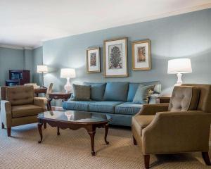 圣约翰斯堡伯克山凯富套房酒店的客厅配有蓝色的沙发和椅子