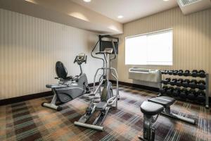 塞奎姆Quality Inn & Suites Sequim at Olympic National Park的一间设有健身器材和椅子的健身房