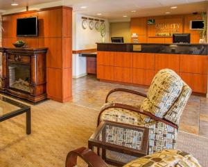 埃弗里特Quality Inn & Suites Everett的大堂设有带壁炉的等候室
