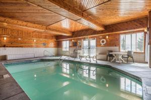 瓦拉瓦拉沃拉沃拉康福特茵酒店的一座带木制天花板的建筑中的游泳池